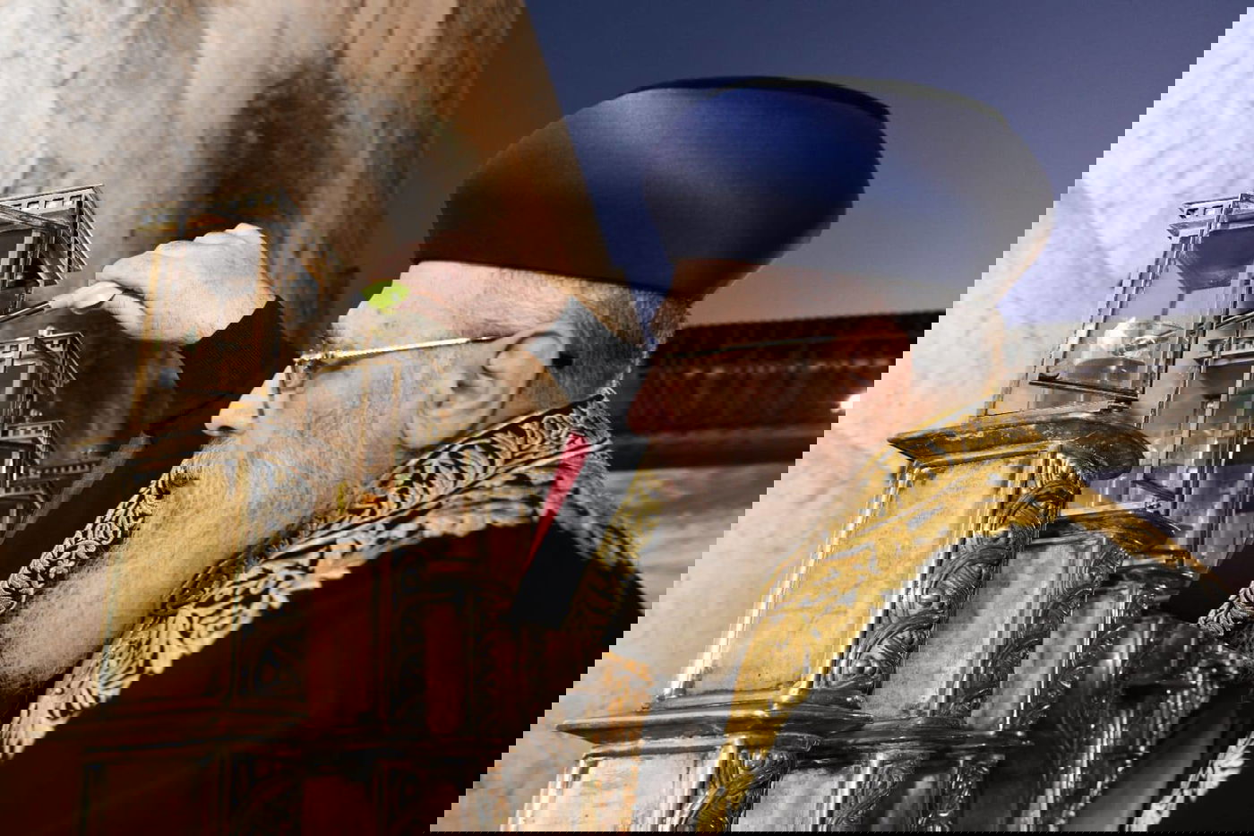 תיעוד: הראשל"צ הגר"י יוסף הדליק 'נר שמיני' בכותל