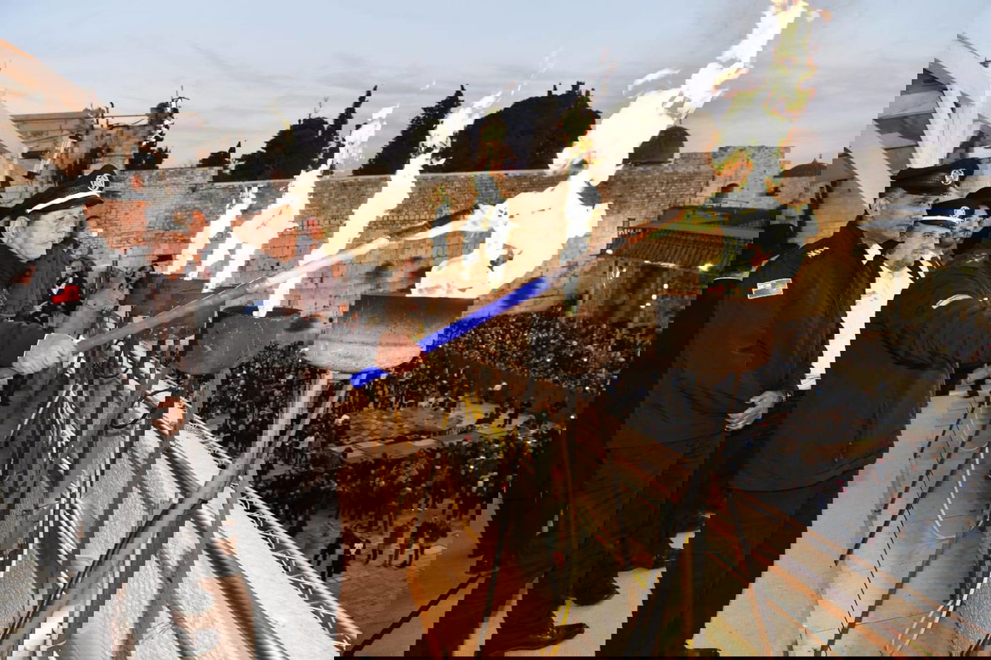 תיעוד: הראשל"צ הגר"י יוסף הדליק 'נר שמיני' בכותל