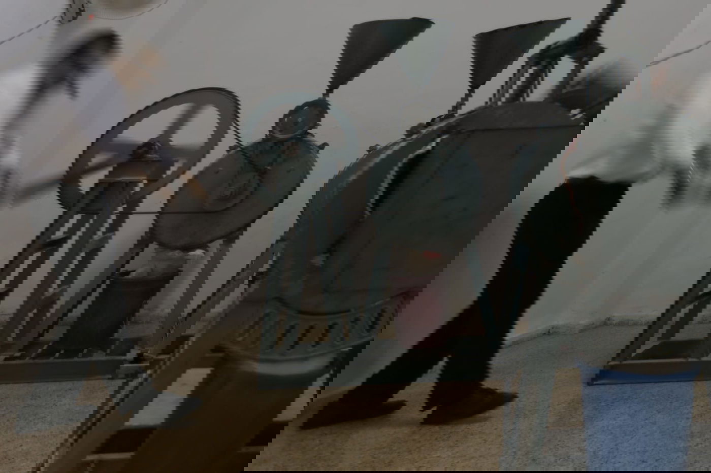 כך טוחנים חיטים עבור המצות • גלריה