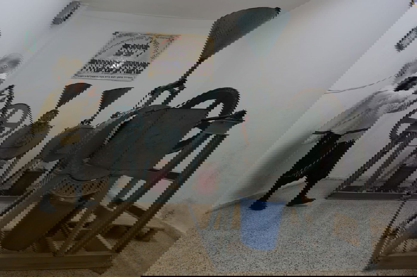 כך טוחנים חיטים עבור המצות • גלריה