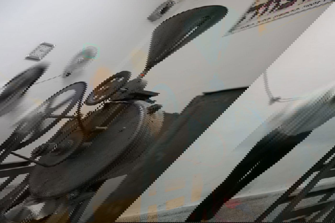 כך טוחנים חיטים עבור המצות • גלריה