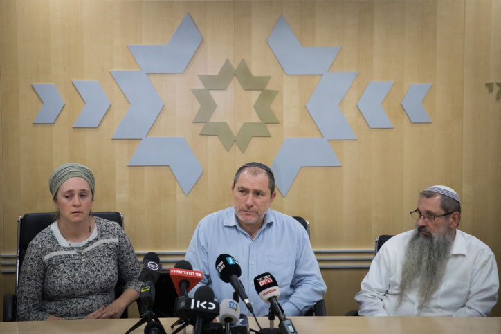 הוריהם של שירה ועמיחי במסיבת עתונאים,