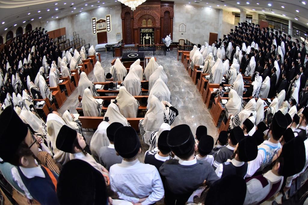 חנוכה בחצר הקודש ויז'ניץ • צפו בגלריה