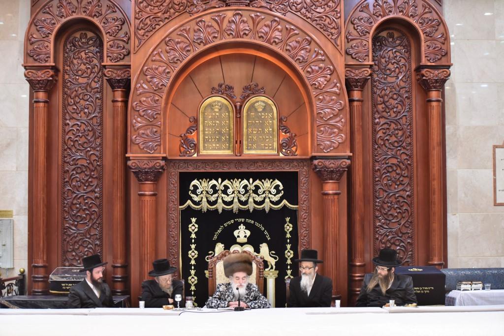 חנוכה בחצר הקודש ויז'ניץ • צפו בגלריה