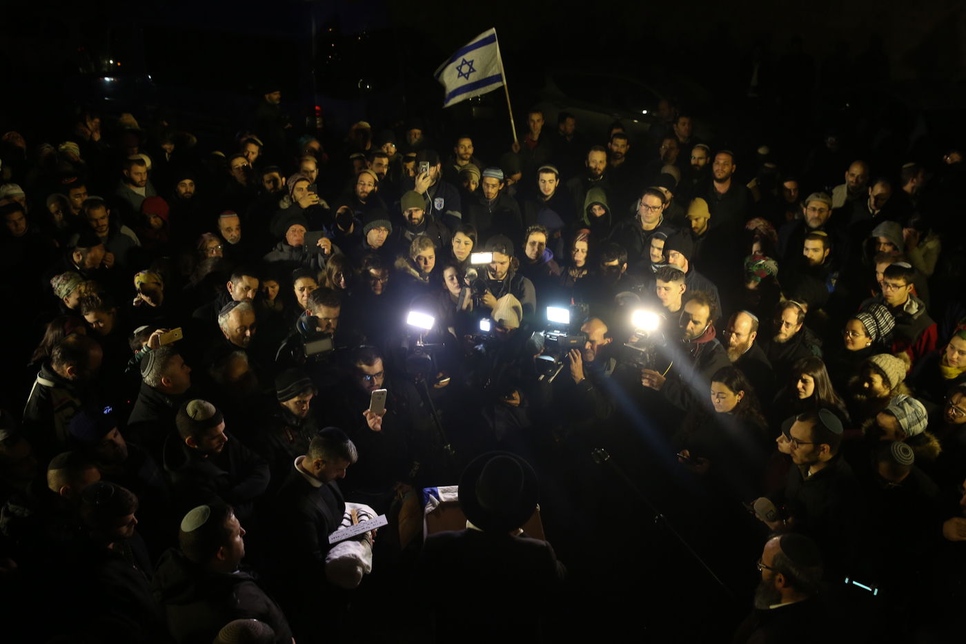 המונים בהלויית הפעוט שנרצח בפיגוע: "זכה לקיים מצוות"