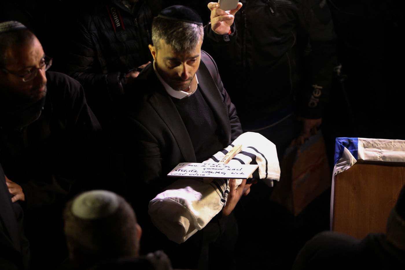 המונים בהלויית הפעוט שנרצח בפיגוע: "זכה לקיים מצוות"