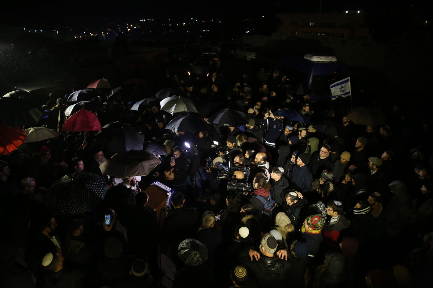 המונים בהלויית הפעוט שנרצח בפיגוע: "זכה לקיים מצוות"