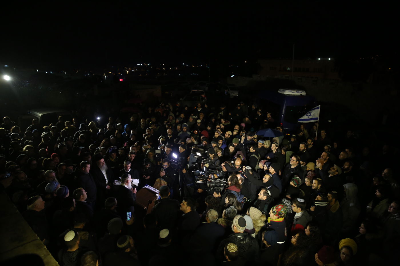 המונים בהלויית הפעוט שנרצח בפיגוע: "זכה לקיים מצוות"