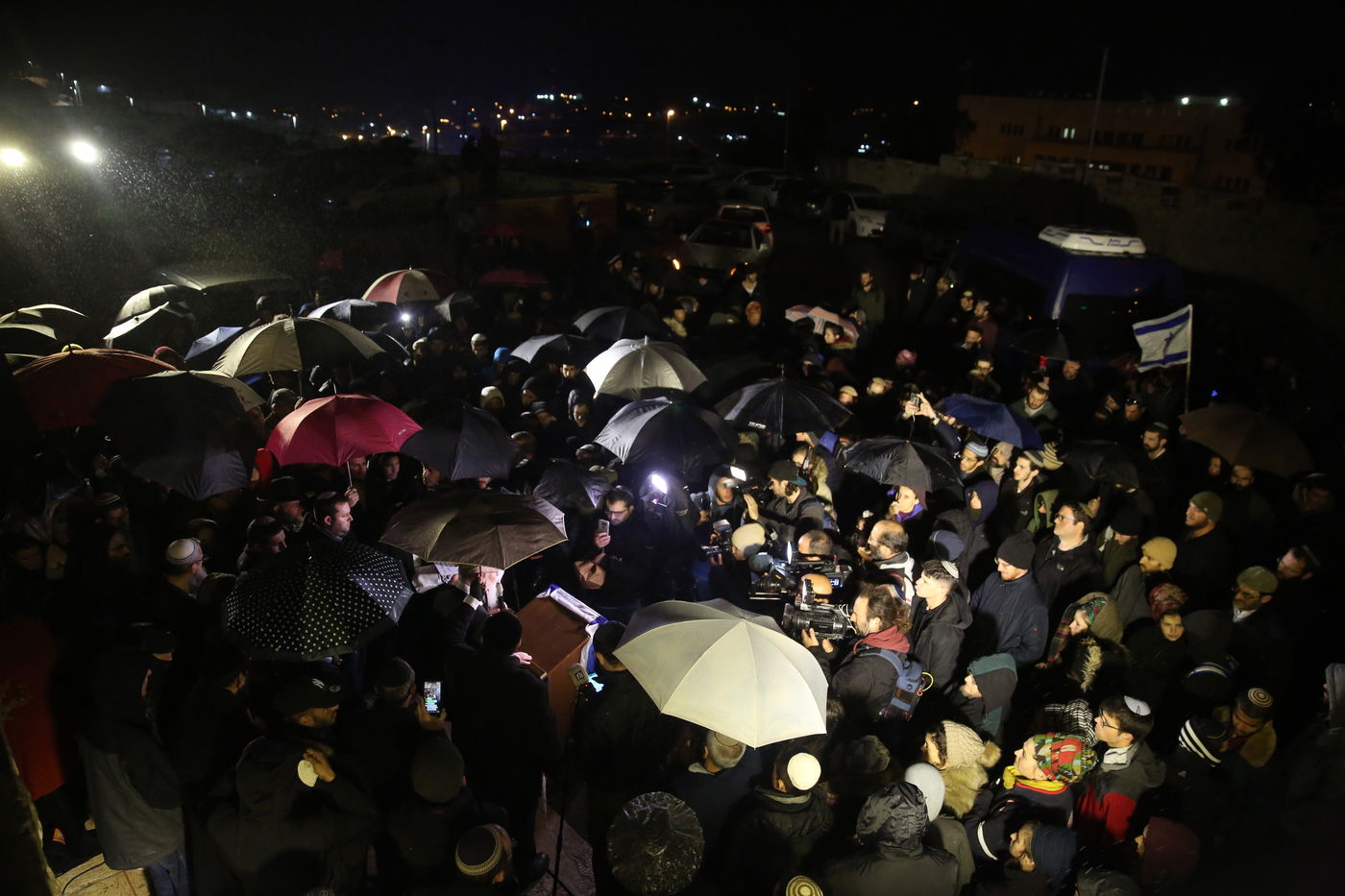 המונים בהלויית הפעוט שנרצח בפיגוע: "זכה לקיים מצוות"