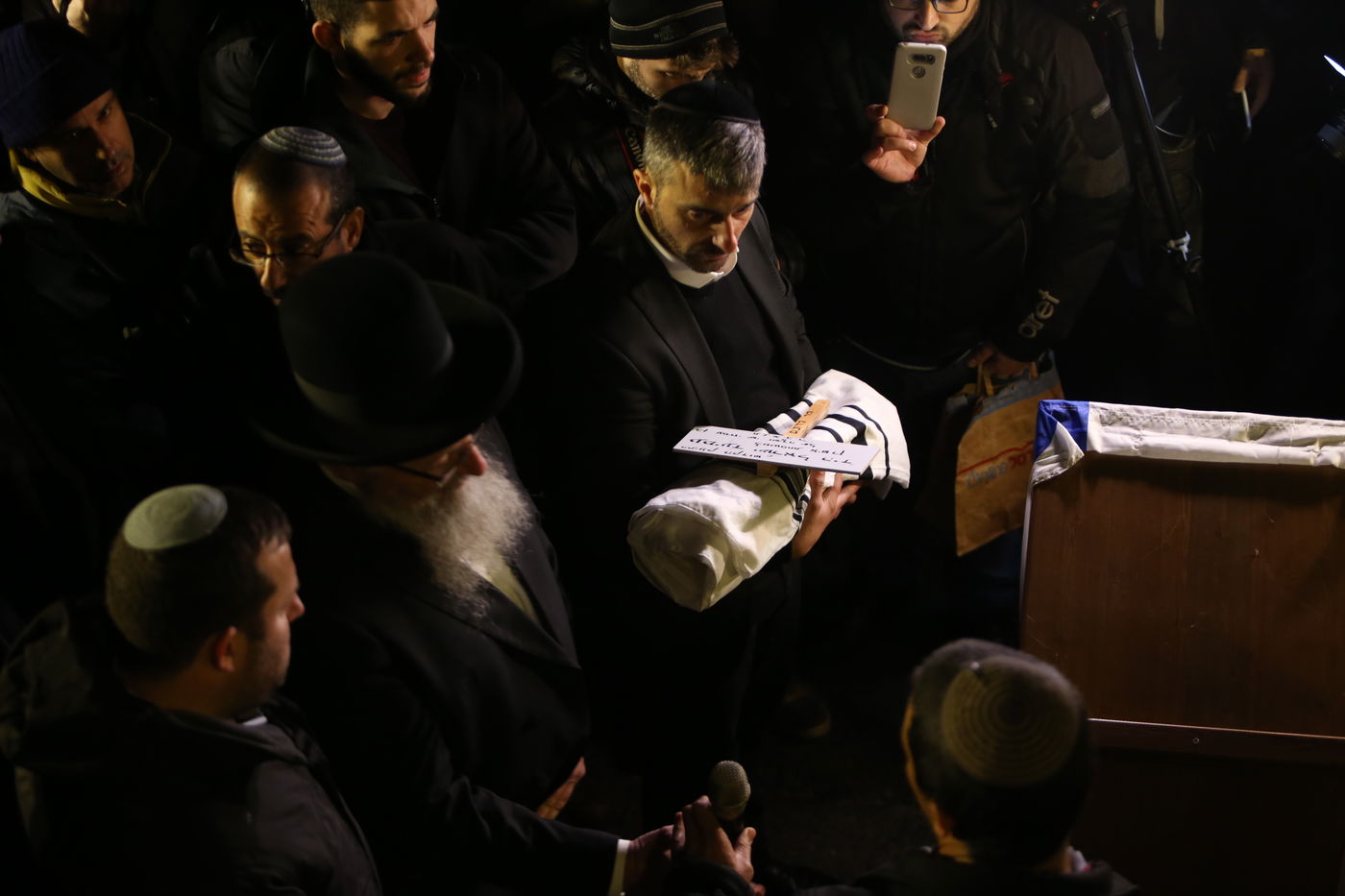 המונים בהלויית הפעוט שנרצח בפיגוע: "זכה לקיים מצוות"