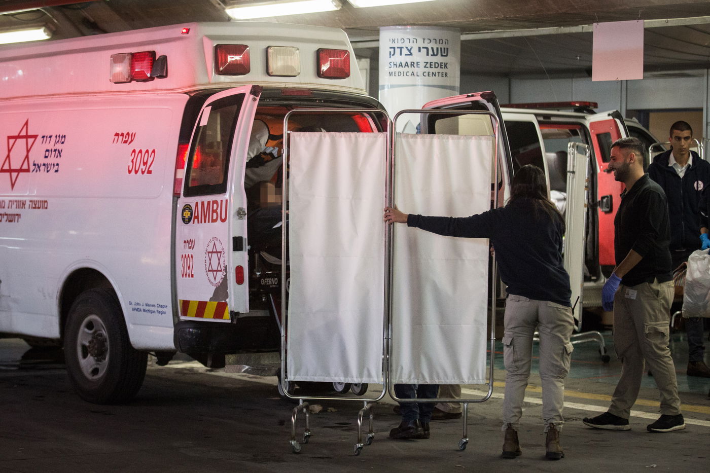 הגעתו של הפעוט ואמו לבית החולים, לאחר הפיגוע