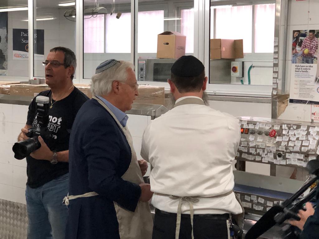 צפו: השגריר האמריקני דיוויד פרידמן אורז אוכל לקשישים