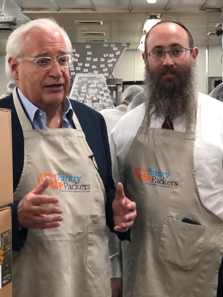 צפו: השגריר האמריקני דיוויד פרידמן אורז אוכל לקשישים