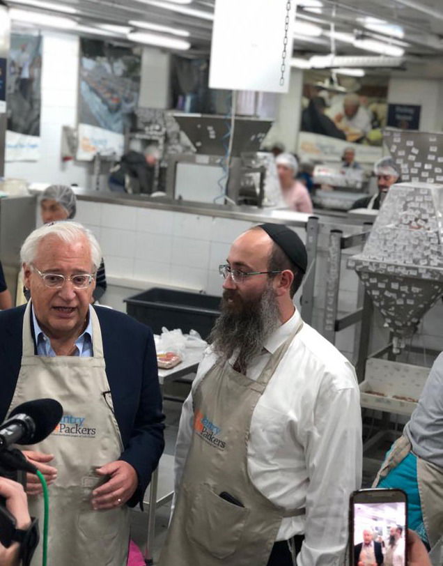 צפו: השגריר האמריקני דיוויד פרידמן אורז אוכל לקשישים