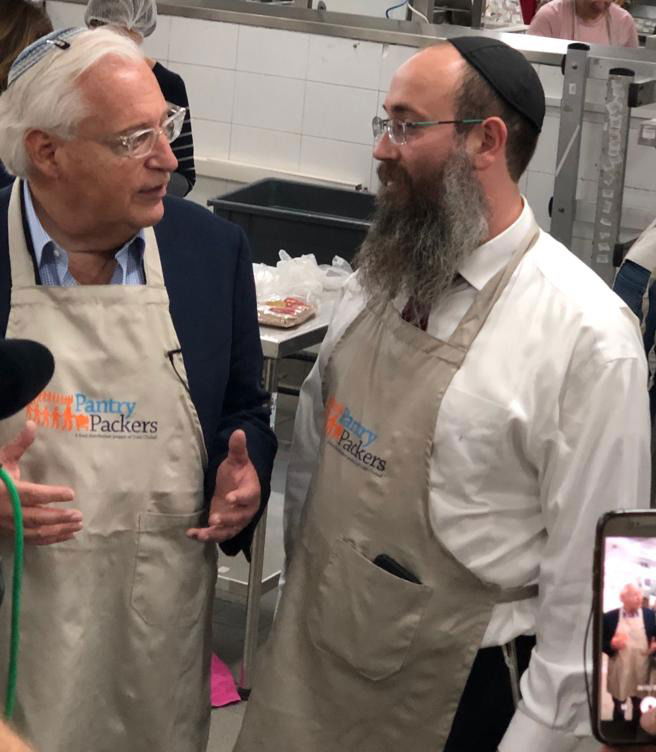 צפו: השגריר האמריקני דיוויד פרידמן אורז אוכל לקשישים