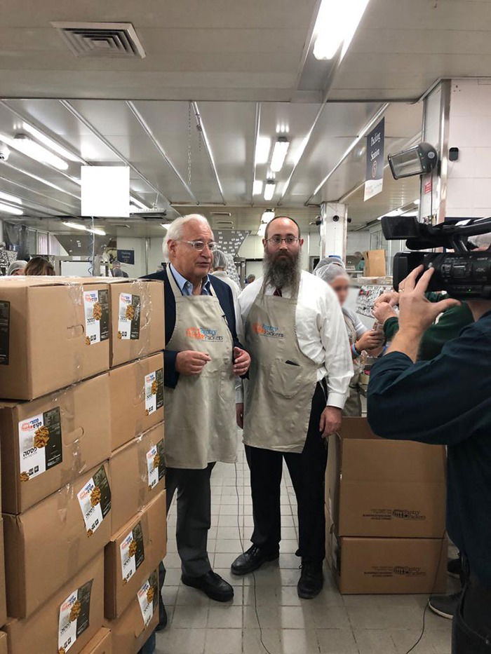 צפו: השגריר האמריקני דיוויד פרידמן אורז אוכל לקשישים