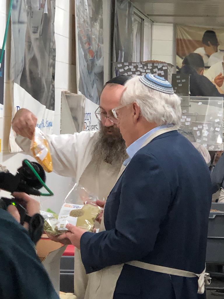 צפו: השגריר האמריקני דיוויד פרידמן אורז אוכל לקשישים