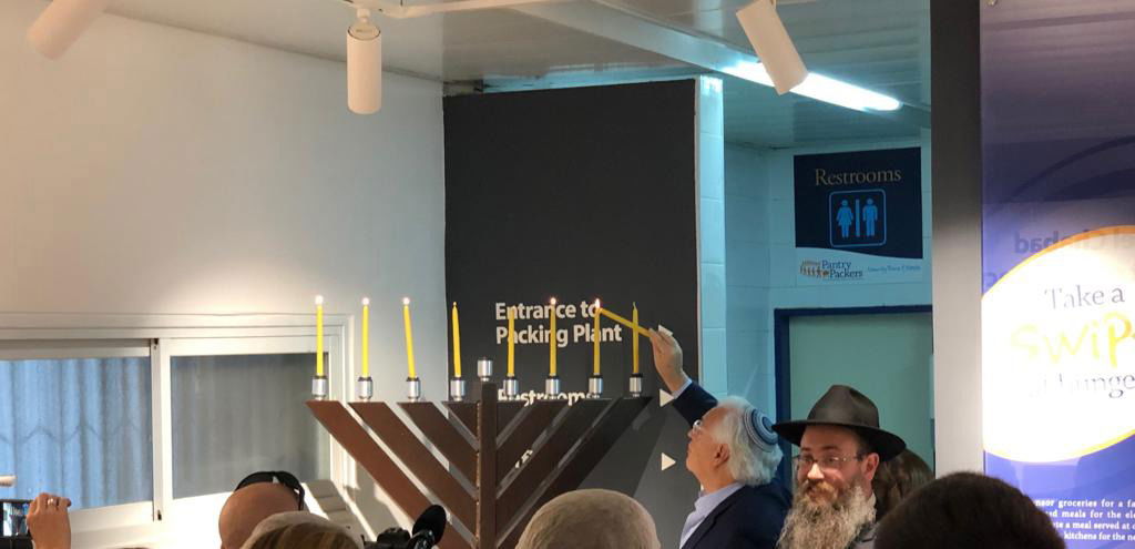 צפו: השגריר האמריקני דיוויד פרידמן אורז אוכל לקשישים