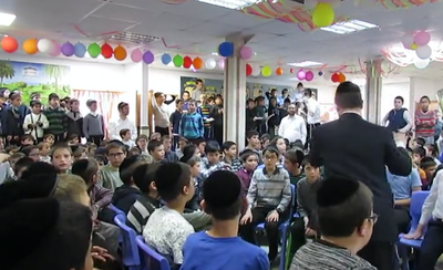 כשמאות הילדים ריגשו  בשירה אדירה • צפו