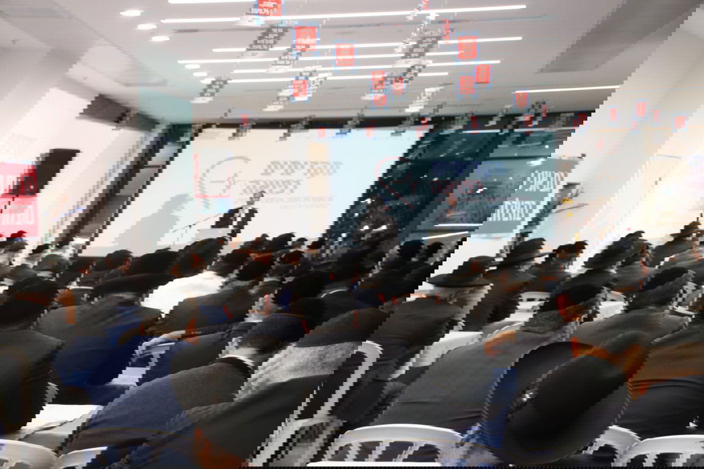 ראשי הקהילות באסיפה המכינה