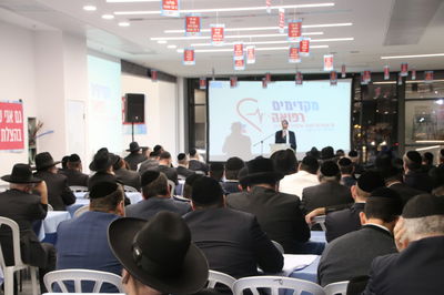 ראשי הקהילות באסיפה המכינה