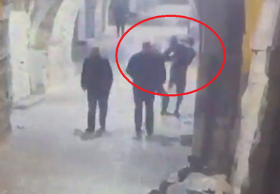 תיעוד: המחבל מתנפל על החרדי שניצל בנס