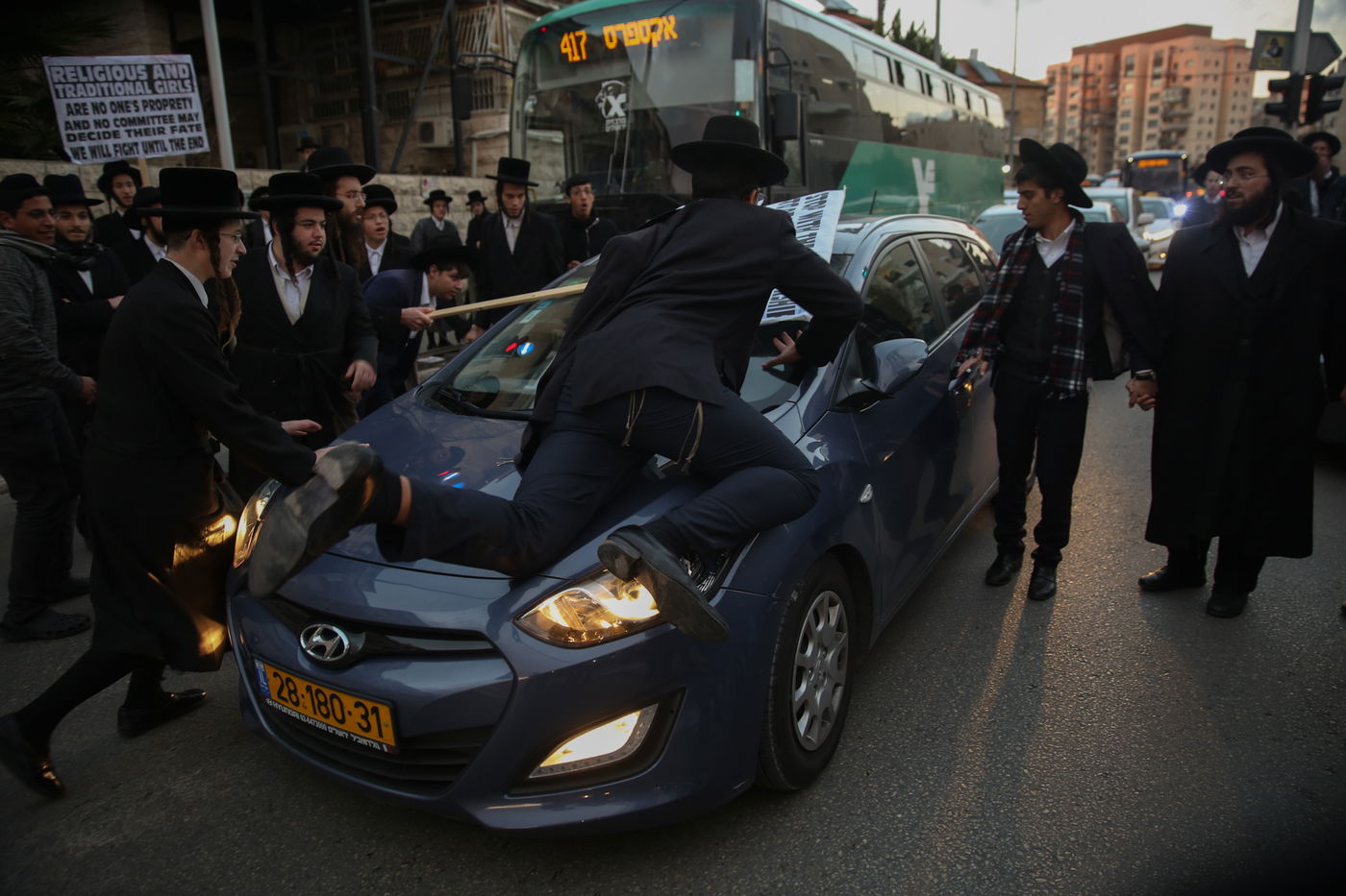 בעיתוי גרוע: קיצונים הפגינו מול לשכת הגיוס