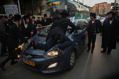 בעיתוי גרוע: קיצונים הפגינו מול לשכת הגיוס