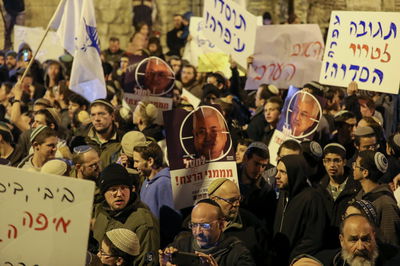 ההפגנה, הערב