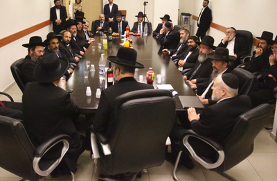 הדיינים החדשים במעונו של הגר"ד לאו