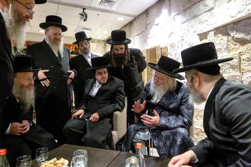 האדמו"ר ממונקאטש-ארה"ב נחת בישראל • צפו בגלריה