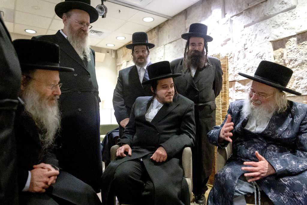 האדמו"ר ממונקאטש-ארה"ב נחת בישראל • צפו בגלריה