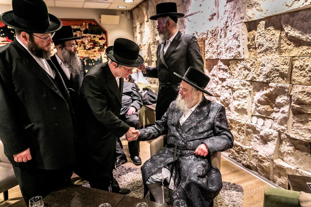 האדמו"ר ממונקאטש-ארה"ב נחת בישראל • צפו בגלריה