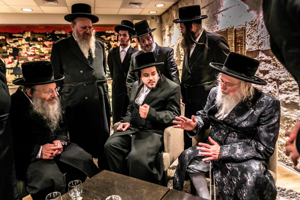 האדמו"ר ממונקאטש-ארה"ב נחת בישראל • צפו בגלריה