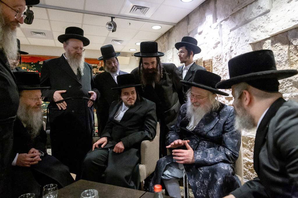 האדמו"ר ממונקאטש-ארה"ב נחת בישראל • צפו בגלריה