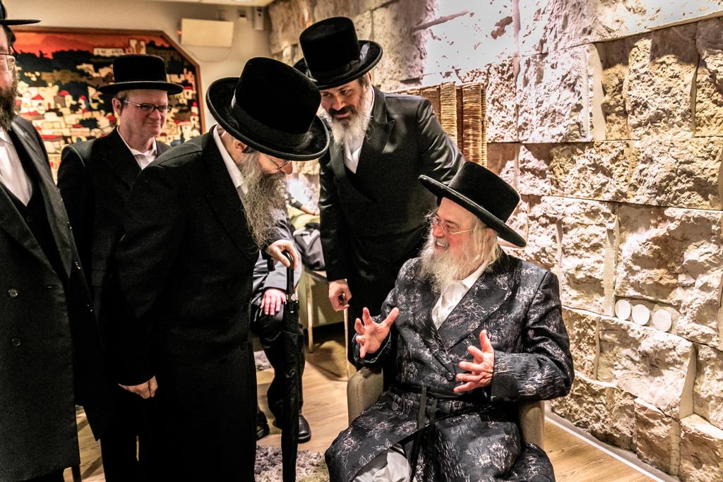 האדמו"ר ממונקאטש-ארה"ב נחת בישראל • צפו בגלריה