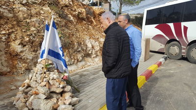 נתניהו קרא פרק תהילים בזירת פיגוע הירי