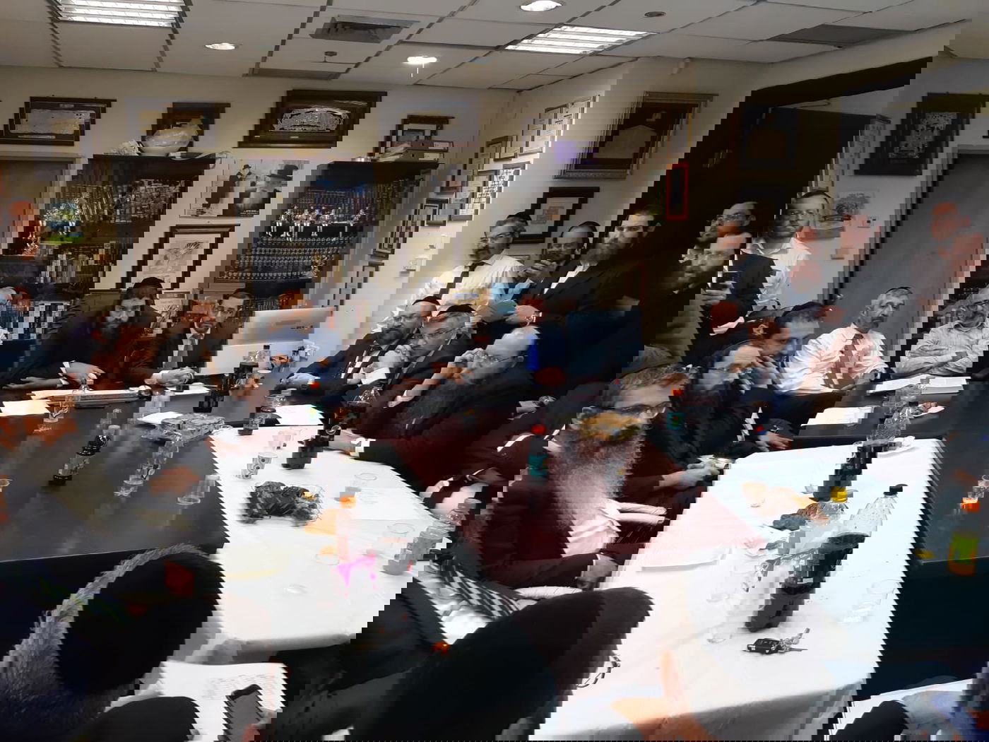 ישיבת המועצה, הערב