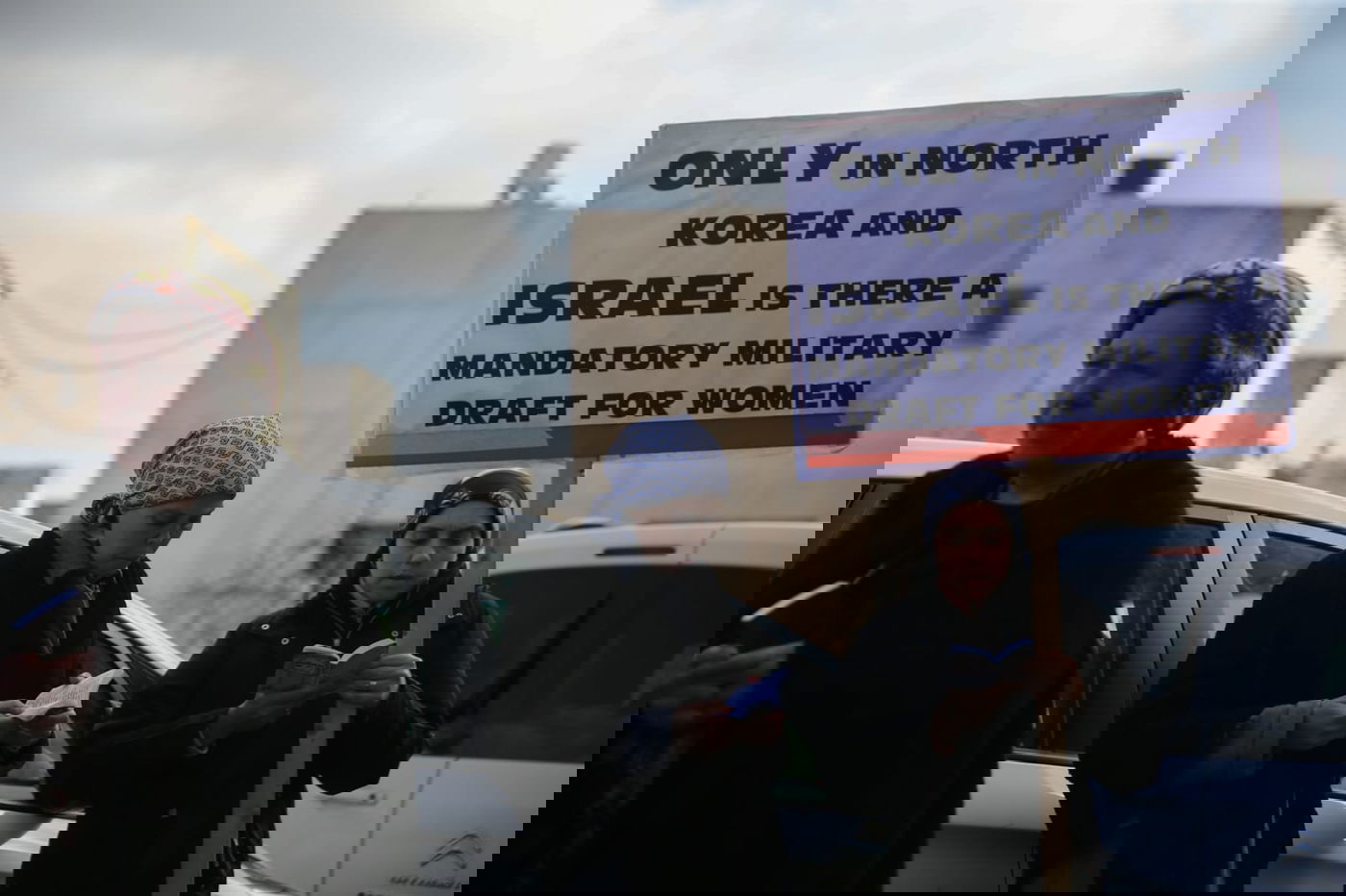 עשרות נשים צעקו על ראש אכ"א: 'אפסים על בנות קטנות'