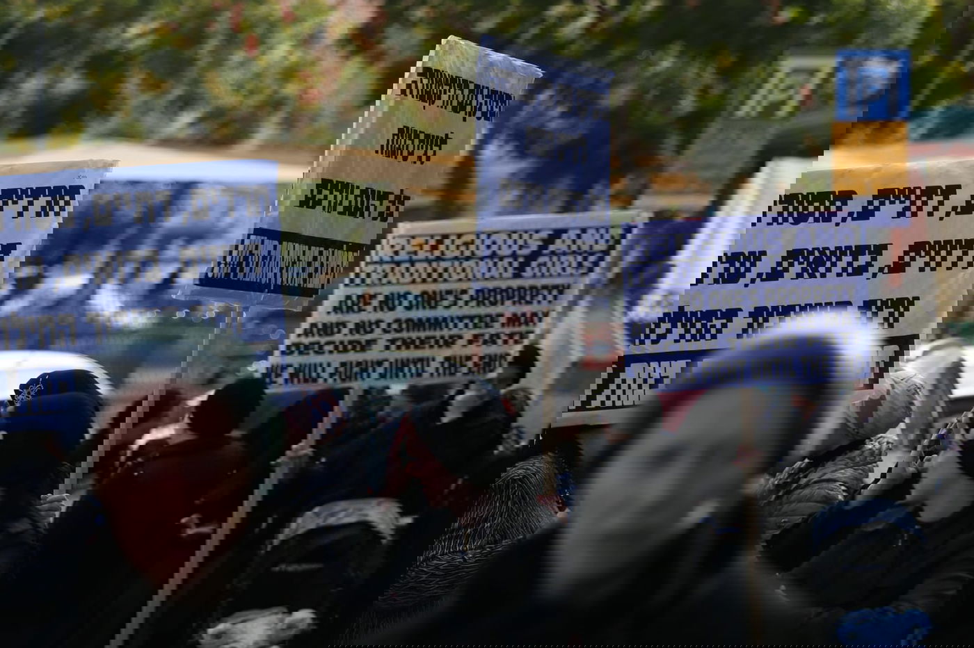 עשרות נשים צעקו על ראש אכ"א: 'אפסים על בנות קטנות'