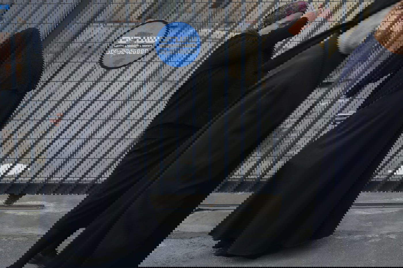 עשרות נשים צעקו על ראש אכ"א: 'אפסים על בנות קטנות'