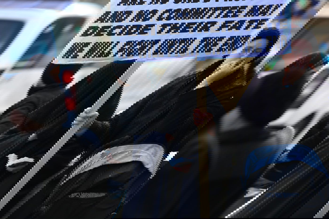 עשרות נשים צעקו על ראש אכ"א: 'אפסים על בנות קטנות'