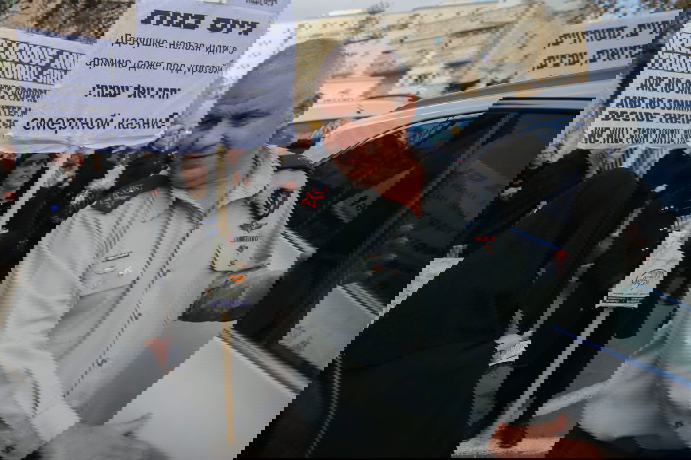 עשרות נשים צעקו על ראש אכ"א: 'אפסים על בנות קטנות'