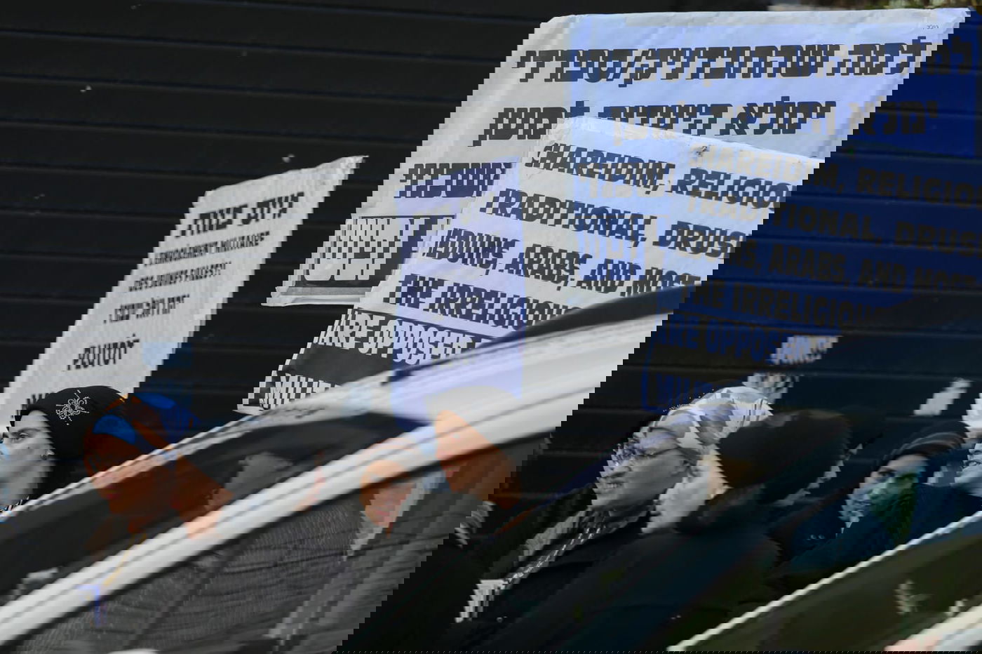 עשרות נשים צעקו על ראש אכ"א: 'אפסים על בנות קטנות'