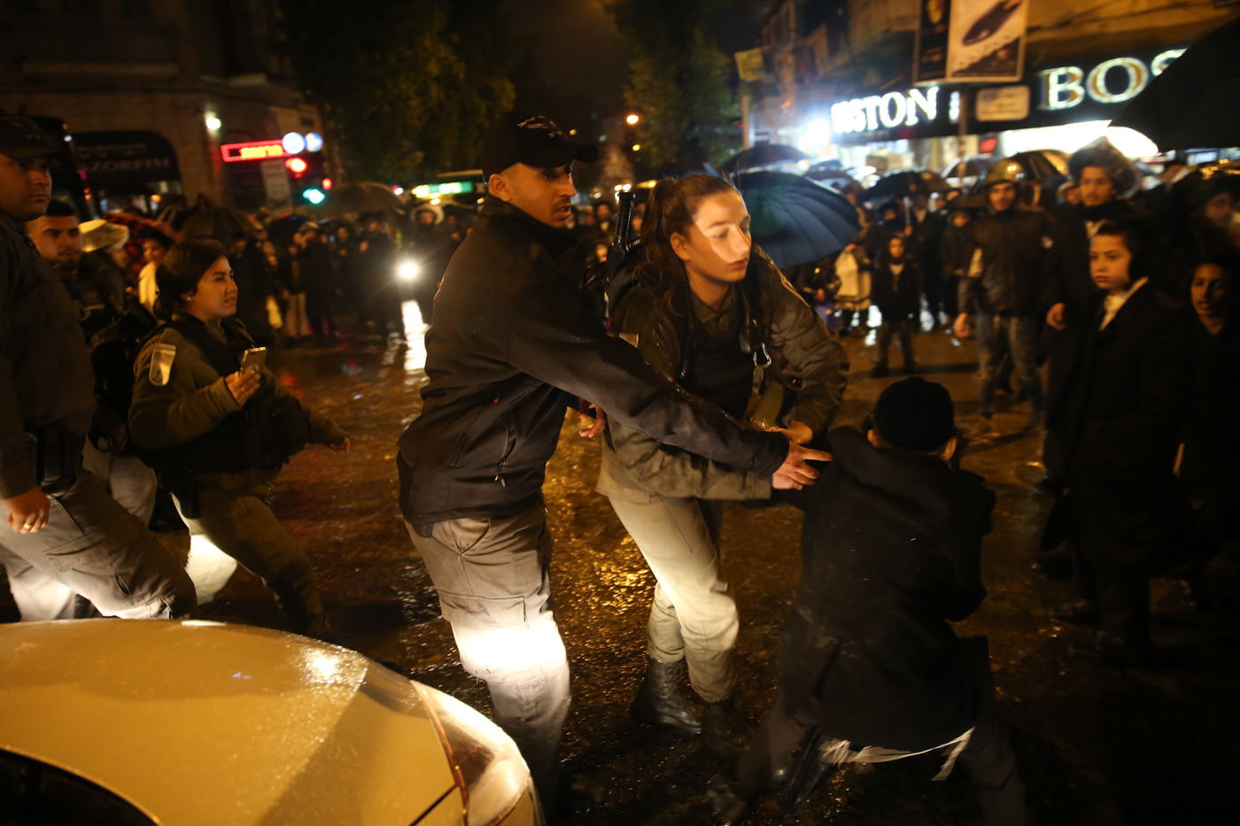 ההפגנה, הערב