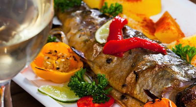 דג פורל אפוי על בטטות ופלפלים