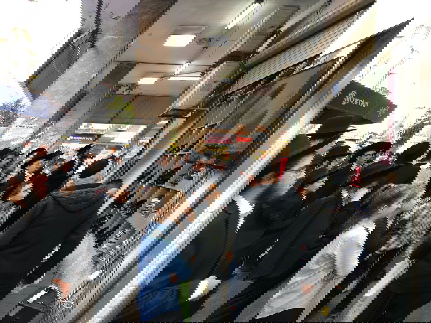 הקהל צופה בדריכות