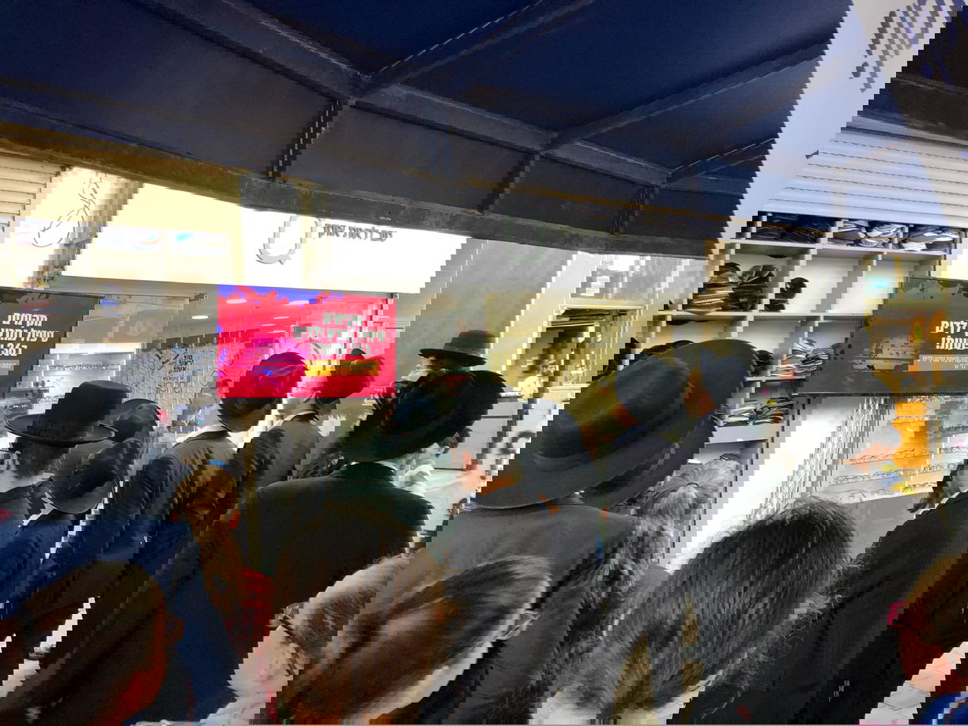 ברחובות בני ברק הוצבו מסכים