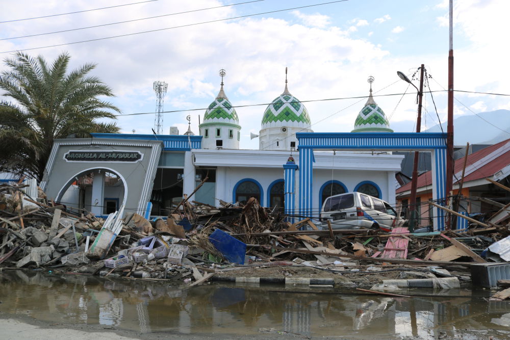 נזקי צונאמי שהתרחש במדינה לפני מספר חודשים
