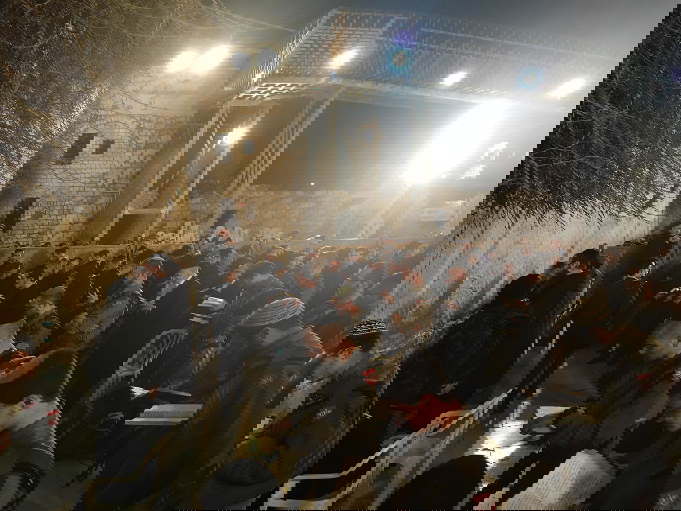 חיילי ה'נח"ל החרדי' התפללו לשלום חברם